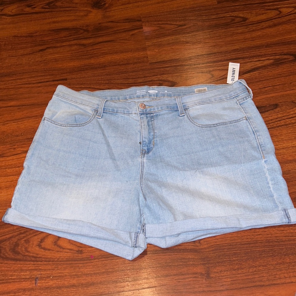 NWTs Old Navy Light Wash Denim Roll-Hem Shorts sz 16
